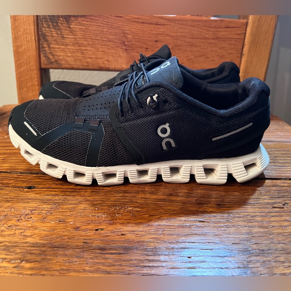 Women’s On Cloud 5 Size 7.5 Black